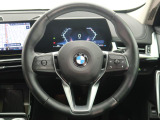BMWのステアリングのリムは、一般的なものより少し太めにデザインされています。 これはタイヤやステアリングシャフトなどを介して伝わる路面からの入力を、しっかりと把握するためです。