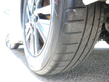 切削光沢デザインの純正アルミホイール!タイヤサイズは205/65R16。製造2023年製!