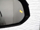 隣車線を走る車両をレーダーで検知し、ドアミラーでは確認しにくい後側方エリアに存在する車両に加え、急接近してくる車両も検知します。車両を検知するとドアミラーに搭載されたLEDインジケーターが点灯します。