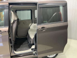 【両側ハンズフリーオートスライドドア】荷物やお子さまの抱っこで両手がふさがっていても、片足を振り入れるだけでスライドドアが開閉できます♪