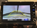 リバースギアに入れるだけで後方の表示へ切り替わります。夜間や雨の日の駐車も楽になりますよ。