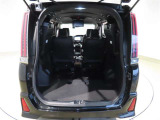 3列目シートは跳ね上げ式で折りたたみ可能です。キャンプ用品など大きな荷物もばっちり収納可能です!