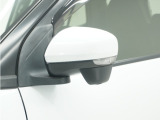 ◆ドアミラーウインカー◆ドアミラーにウインカーを装備しています。対向車に自身の進行方向を合図し安全に運転できます。