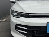 LEDマトリックスヘッドライト「IQ.LIGHT」。対向車や先行車を検知し、LEDを個別制御。まぶしさを抑えながら、夜間の視界をしっかり確保します。