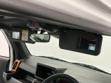 【サンバイザー】車内で身だしなみを整えるためのバニティミラーがセット。お化粧直しや髪型のチェックに活用できます。