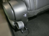 後席乗降時に使用するフロントシートのスライド機構を確認できます。