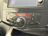 【オートエアコン】一度お好みの温度に設定すれば、車内の温度を検知し風量や温度を自動で調整。暑い&hellip;寒い&hellip;と何度もスイッチ操作をする必要はありません。快適な車内空間には必須の機能ですね♪