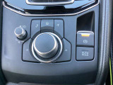 手元でナビや音量を直感的に操作できるダイヤルと、ブレーキ保持機能を備えています。信号待ちで足を離して待機できるため足の負担を和らげ、毎日の街乗りや渋滞時でも快適な運転をサポートしてくれる仕様です。
