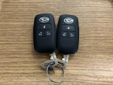 【スマートキー】 スマートキーを携帯していれば、ドアハンドルのボタンを押してロックの解除ができ、パワースライドドアもワンタッチで開閉できます