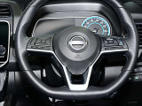 ハンドル左側には、アドバンスドドライブディスプレイ設定、ボリューム調整スイッチ。右側には、プロパイロット設定、ハンズフリーフォンスイッチが付いています。