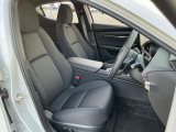 MAZDA3のシートは、骨盤を立てて自然な姿勢を取りやすいことを重視しています。ドライバーが無理なく操作できる運転姿勢を整えることで、マツダが掲げる人馬一体の感覚につなげています。