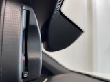 【ルームミラー一体型ETC】BMWといえばルームミラー一体型のETC。ドライバーから差し込めるかたちになっておりますので、差し忘れの際も慌てずにご利用いただけます。