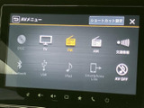 ディスクやラジオ、Bluetooth、USBなど、使いたい音源を画面から選べる構成です。交通情報やスマートフォン連携にも対応し、日常の移動に合わせて使い分けられます。