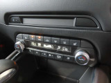運転席と助手席で個別に温度設定ができるフルオートエアコンを装備。シートヒーターやステアリングヒーターも備え、寒い季節も快適です。上質感漂うダイヤルやスイッチ類を、ぜひ店頭でお確かめください。