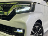 【LEDヘッドライト】悪天候や夜間走行時も良好な視界を確保し安心して運転できる高輝度LEDヘッドライトを装備!点灯速度が早く、消費電力も抑えられています。