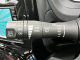 雨天時でもクリアな視界を確保。フロントガラスの拭き取り具合を調整できるので、運転に集中できます。操作も簡単です。