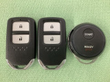 スマートキーを装備しています。鍵を差し込むことなくドアロックの開け閉めと、スタートボタン操作でのエンジンスタートができます。加えて、純正リモコンエンジンスターター用の操作キーもついています。