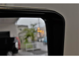 ブラインドスポットモニター。車線変更時などにドアミラーでは確認しにくい後側方エリア(ブラインドスポット)に存在する車両をレーダーで検知。警告サインをドアミラーに表示することで運転者に注意喚起する機能。