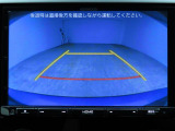 リヤビューカメラの映像です。ステアリング連動ガイドラインが、後退時の予想進路を表示し、運転のサポートを致します。
