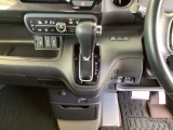 足元スッキリ、インパネシフトです。パーキングブレーキはフットブレーキタイプなので、運転席と助手席の間がスッキリしています。