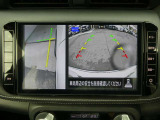 ギアを『R』に入れた後、カメラボタンを押すと、運転席から見えない左側面をナビ画面にうつしてくれるので、幅寄せや縦列駐車がし易くなります。