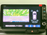 後方映像に加えて車両周辺の状況を画面で確認でき、駐車時の目安として活用できます。映像と案内表示がまとまっており、周囲を直接確認しながら操作しやすい装備です。