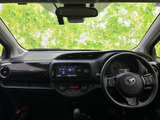運転席から前方を見渡しやすく、窓から光が入る明るい室内です。黒を基調にした落ち着いた空間で、シートや足元もすっきりまとまり、毎日の移動を心地よく過ごせます。
