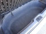 フロアの下にも荷物などを収納できるサブトランクも備えています。荷室内で散らかりがちな荷物を整理整頓なんてのもイイですね♪