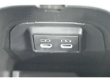 充電用USB端子付き。スマートフォンなどの充電に便利です。