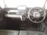 シンプルながら、機能性溢れるインパネ廻りです♪視界性も良く運転しやすいです♪各操作スイッチ類なども使いやすい位置に配置されています♪