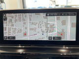 BMWのナビゲーションは操作性も良く、詳細な地図情報と交通状況を見やすく表示し、快適なドライビングをサポートしながら目的地までナビゲートします。