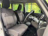 運転席まわりには十分なスペースがあり、大柄な方でもゆったり運転していただける環境です。