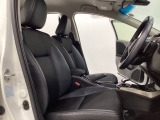 広い足元にゆったり座れるシートには肘掛も装備しており長距離の運転でも疲れにくいシートです。