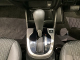 CVT車のセレクトレバーです。低速から高速まで、変速ショックのないスムーズな走りを実現するとともに、エンジン効率のよい領域を維持することで燃費にも貢献します。