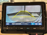 リバースギアに入れるだけで後方の表示へ切り替わります。夜間や雨の日の駐車も楽になりますよ。