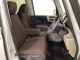 女性でも運転がしやすいようにシートの高さ調整機能(シートリフター)がついています。座面も厚みがあり背もたれも高く、ゆったりくつろいでお乗りいただけるシートです。