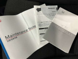 メンテナンスノート、取扱説明書ですね。 車の情報が凝縮されています。 車の整備記録が記載されている大事な物ですよ。