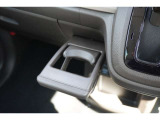 運転席と助手席の間に便利なドリンクホルダー付き♪使わない時は収納できて、車内をスッキリ見せることができます(#^^#)