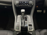 CVT車のセレクトレバーです。低速から高速まで、変速ショックのないスムーズな走りを実現するとともに、エンジン効率のよい領域を維持することで燃費にも貢献します。