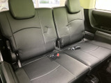 3列目にも左右のヘッドレストとシートベルトを備え、複数人での移動に対応する室内空間です。背もたれと座面に厚みがあり、後席の同乗者にも落ち着いて座っていただけます。