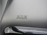 ◆助手席エアバッグ◆SRSエアバッグは、シートベルトだけでは防ぎきれない衝突時の衝撃から乗員を守るための安全装置。衝突時に瞬時に膨らみ、頭部や胸部がダッシュボードに直接衝突するのを防ぎます。