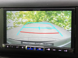 後方確認をサポートするモニター。駐車時の安全性向上に貢献します。周囲の状況をしっかり確認できるので安心です。