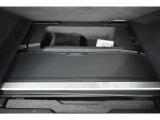 リアサブトランクは床板(ラゲッジボード)を持ち上げると現れる、洗剤や工具、緊急用品などを隠して収納できる便利な機能です。