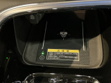 ワイヤレス充電器を搭載。スマートフォンを置くだけで充電可能。