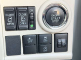 【スマートアシスト】走行中に前方の車両等を認識し、衝突しそうな時は警報とブレーキで衝突回避と被害軽減をアシスト。より安全にドライブをお楽しみいただけます。