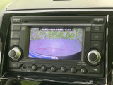 後方の映像にガイドラインが表示され、駐車時に車両後方の位置関係を把握する目安になります。画面の情報を確認しながら、周囲にも気を配って駐車できます。