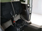 リアシートは跳ね上げ機能あり。背の高い荷物積めますよ(^^)v