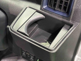 運転席側掘り込み式カップホルダー