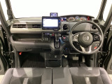車内は光触媒抗菌消臭施工済です。スタイリッシュなデザインでスポーティなインパネ周りを演出します。グローブボックスやカップホルダーのほかにトレーなどたくさんの収納スペースが付いています。