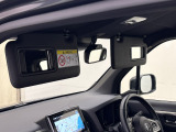 前方席には大きなミラーも備えています